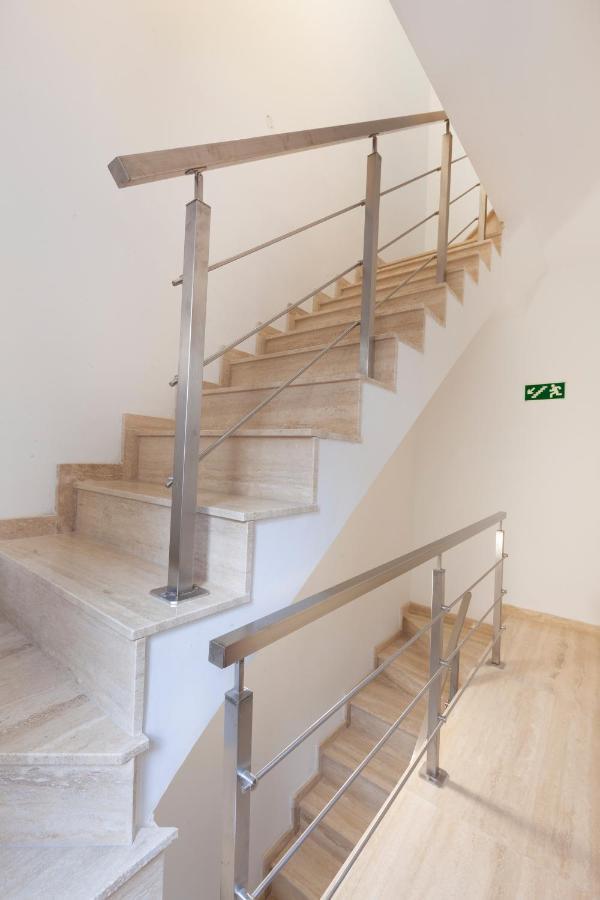 Fl56 - New 3Storey House - Private Entrance & Roof 일 푸리아나 외부 사진